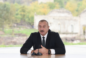   Ilham Aliyev se dirige a la gente en el Día de Restauración de la Independencia  