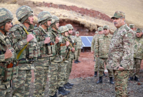   El ministro de Defensa inspecciona las posiciones de batalla en Kalbajar y Lachin   