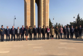   El embajador Cahit Bagchi visitó el Monumento a los Guerreros Turcos en Bakú  