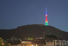 La torre de televisión de Tiflis se ilumina con los colores de la bandera de Azerbaiyán