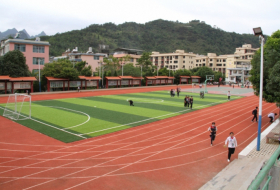 La Fundación Heydar Aliyev apoya la reconstrucción del campo de deportes para la escuela en la provincia china de Yunnan