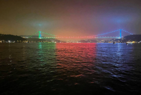 El puente Fatih Sultan Mehmet con los colores de la bandera de Azerbaiyán -  FOTOS 