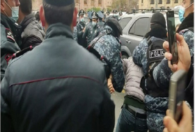  La policía armenia comienza a detener a manifestantes 