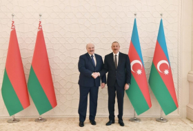   Ilham Aliyev y Lukashenko mantienen una conversación telefónica  