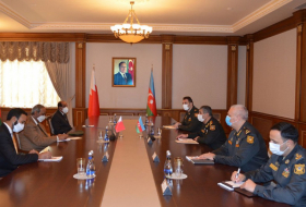 Zakir Hasanov se reúne con el Comandante en Jefe de las Fuerzas de Defensa de Bahrein