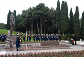  El presidente visitó la tumba de Heydar Aliyev 