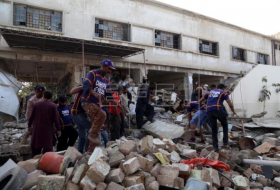 Sube a 17 la cifra de los muertos al derrumbarse un edificio en Pakistán