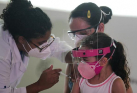 Brasil vacuna a niños contra covid y en Ecuador regresan a clases virtuales