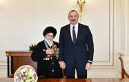   Presidente Ilham Aliyev entrega la orden 