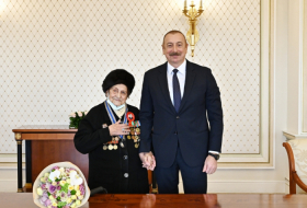   Presidente Ilham Aliyev entrega la orden 