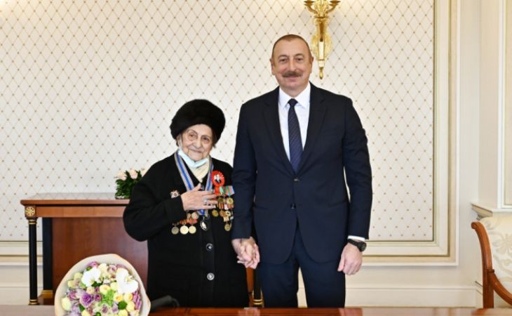   Presidente Ilham Aliyev entrega la orden "Istiglal" a Fatma Sattarova-  <span style="color: #ff0000;"> FOTO </span>   