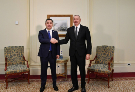   Celebran la ceremonia oficial de bienvenida en Bakú para el presidente de Kirguistán  
