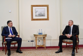   Los presidentes de Azerbaiyán y Kirguistán celebran reunión privada  