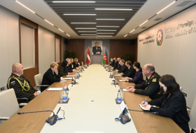 Canciller azerbaiyano aborda la situación en Ucrania con el ministro de Defensa de Letonia