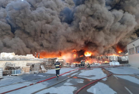   Helicópteros y un tren participan en la extinción del incendio ocurrido en la segunda ciudad más grande de Azerbaiyán  