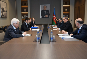 Canciller de Azerbaiyán aborda la aplicación de las declaraciones trilaterales con el enviado especial de Vladímir Putin