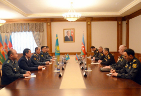   El ministro de Defensa de Azerbaiyán se reúne con el jefe del Departamento de Inteligencia General del Ministerio de Defensa de Kazajstán  