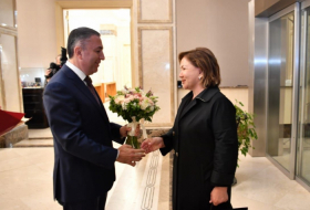 La vicepresidenta del Parlamento kazajo llega a Azerbaiyán