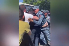   Manifestantes chocan con la policía en Ereván–   VIDEO    