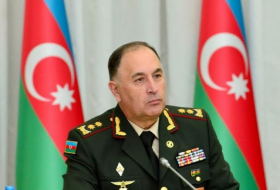  El Jefe de Estado Mayor de Azerbaiyán inspecciona el equipo que se demostrará en el festival TEKNOFEST  