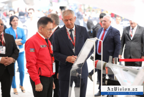   El ministro de Insdustria de Defensa de Azerbaiyán en el festival 