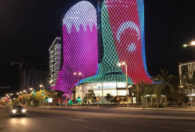 Las torres gemelas de Qatar se iluminaron con los colores de la bandera de Azerbaiyán