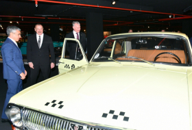   Presidentes de Azerbaiyán y Lituania se familiarizan con la exhibición de autos clásicos en el Centro Heydar Aliyev-   Fotos    
