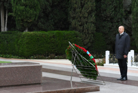   El presidente visitó la tumba de Heydar Aliyev  