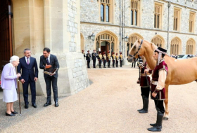  Presentan el regalo del presidente de Azerbaiyán a la reina Isabel II-  FOTOS-VIDEO  