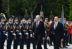 Celebran en Bakú la ceremonia oficial de bienvenida para el presidente de Lituania 