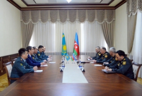 Azerbaiyán y Kazajstán hacen hincapié en la necesidad de fortalecer la cooperación militar