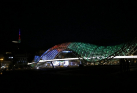 Torre de televisión y el puente de Tiflis se iluminan con los colores de la bandera azerbaiyana