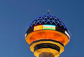 La Torre Atakule de Ankara se ilumina con los colores de la bandera de Azerbaiyán