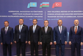  Se está manteniendo una reunión trilateral de ministros de Azerbaiyán, Türkiye y Kazajstán en Bakú 