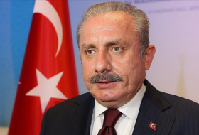 El presidente de la Gran Asamblea Nacional de Turquía llega a Azerbaiyán