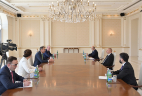   Presidente Ilham Aliyev recibe al director ejecutivo de BP  