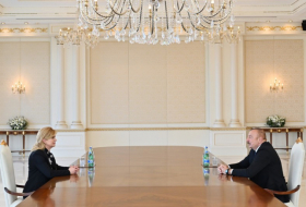  Ilham Aliyev recibe a la expresidenta de Croacia 