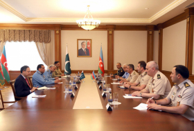   El ministro de Defensa de Azerbaiyán se reúne con el comandante de la Fuerza Aérea de Pakistán  