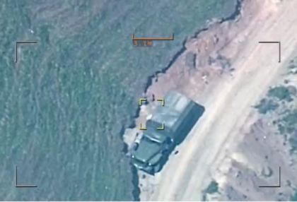     Imágenes   de la destrucción del vehículo militar de los terroristas armenios  