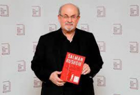 Rushdie sigue hospitalizado, en estado crítico pero sin respirador