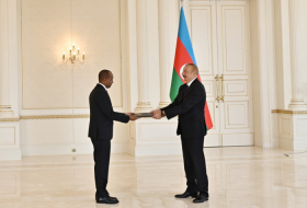  Presidente de Azerbaiyán recibe las credenciales del embajador entrante de Ruanda  