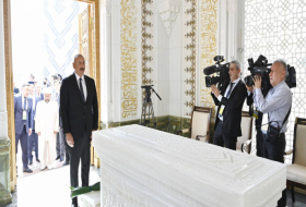   El Presidente de Azerbaiyán visitó el mausoleo de Islam Karimov  