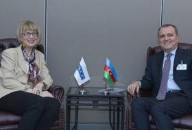  Jeyhun Bayramov se reunió con la Secretaria General de la OSCE 