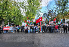 La comunidad azerbaiyana celebra un piquete frente a la Embajada de Armenia en Berlín