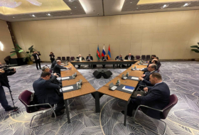  Ministros de Relaciones Exteriores de Azerbaiyán, Rusia y Armenia celebran reunión 