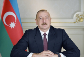   Presidente de Azerbaiyán premia a un grupo de trabajadores de la energía  