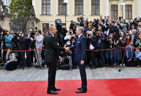   Presidente Ilham Aliyev asiste a la reunión inaugural de la Cumbre de la Comunidad Política Europea  