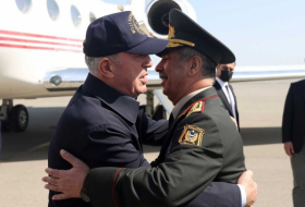   El Ministro de Defensa Nacional de Türkiye llega a Azerbaiyán  