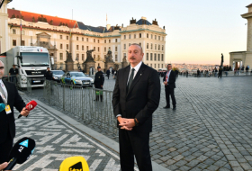   Presidente Ilham Aliyev concede entrevista   a los canales de televisión de Azerbaiyán en Praga  