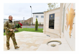   Presidente de Azerbaiyán coloca flores en el complejo conmemorativo en el campamento militar en Fuzuli  